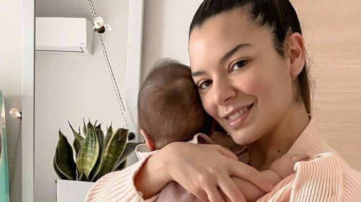 Νικολέττα Ράλλη: Δείτε την στην πρώτη επίσημη φωτογράφιση με την κόρη της [βίντεο]