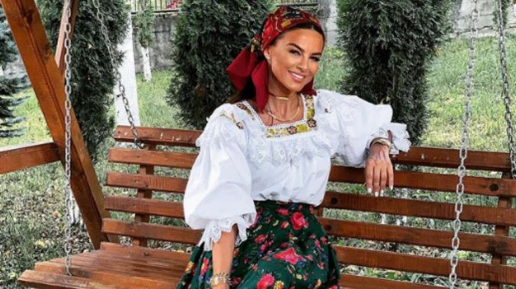 Ramona Filip: Την είδαμε να φοράει παραδοσιακή στολή της Ρουμανίας με τα παιδιά της