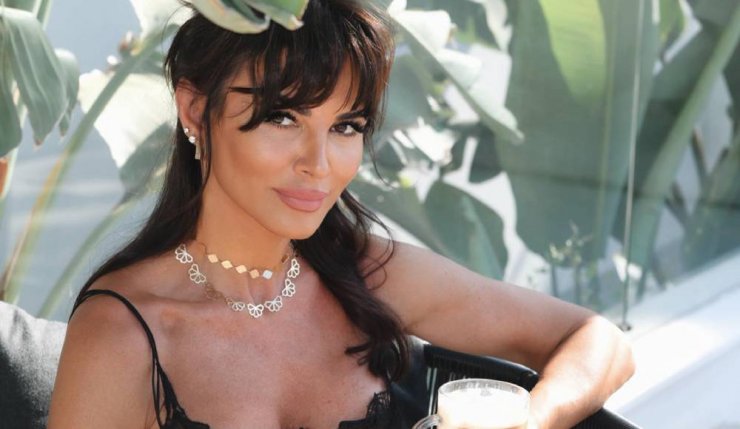 Ramona Filip: Ποζάρει με τα σανδάλια που θέλουν όλες οι fashionistas