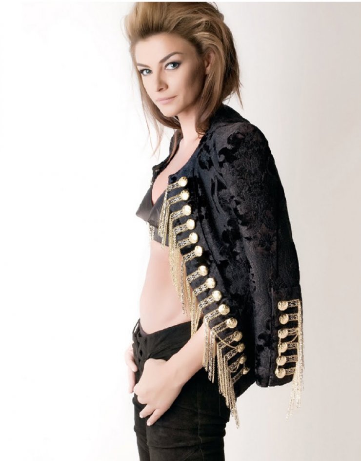 Ραμόνα Φίλιπ: Δείτε τη ντυμένη James Bond [εικόνες]