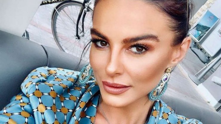 Ramona Filip: Μας έβαλε στην γκαρνταρόμπα με τα παπούτσια της! 