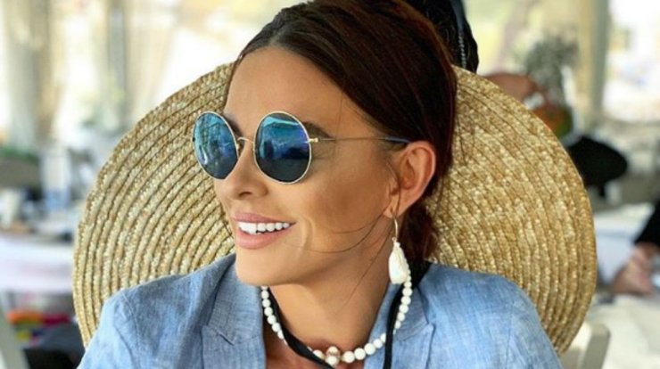 Ramona Filip: Την είδαμε στην πισίνα να ποζάρει topless! [εικόνα]