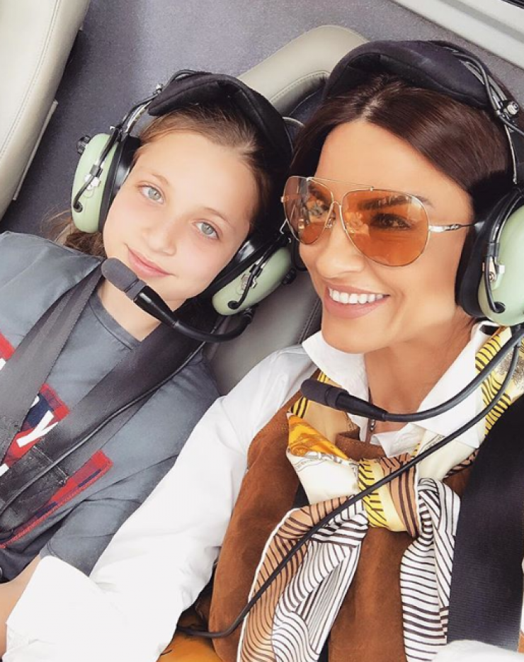 Θα σας ξετρελάνει! Η κόρη της Ramona Filip φόρεσε τα τακούνια της μαμάς της για να πάει στο θέατρο! [εικόνα]