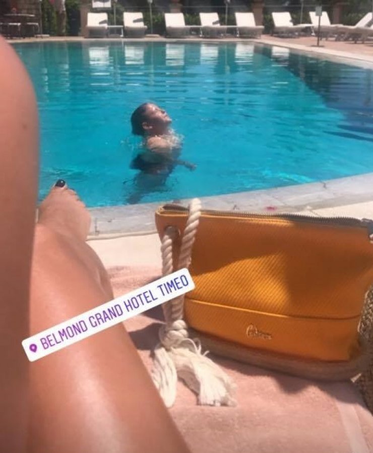 Επώνυμη της κυπριακής showbiz τρέλανε τους διαδικτυακούς της φίλους με τα αψεγάδιαστα πόδια της!