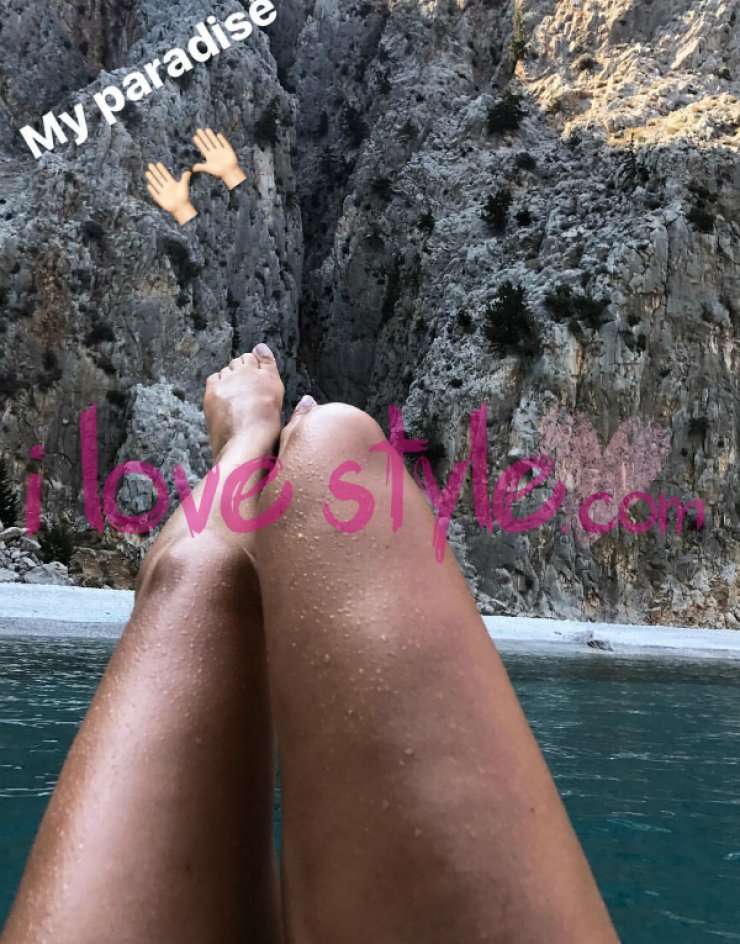 Επώνυμη της κυπριακής showbiz "ρίχνει" το instagram ποστάροντας φωτογραφία με τα καλλίγραμμά της πόδια!