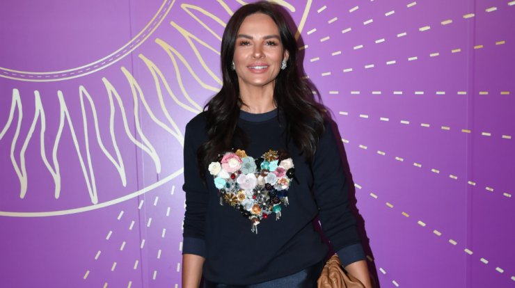 H Ramona Filip με φθινοπωρινό casual chic look