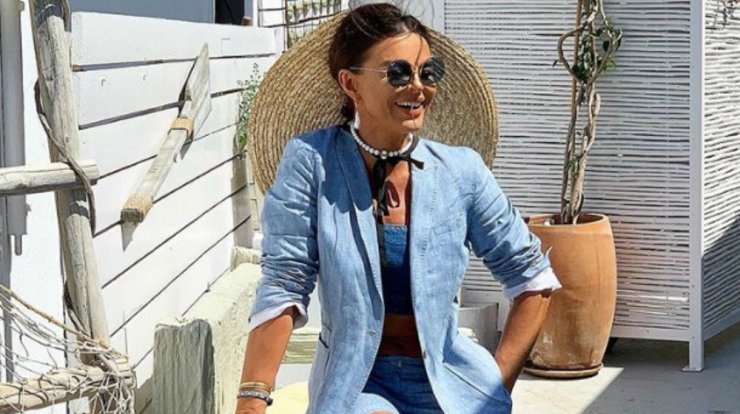 Η Ραμόνα Φίλιπ αποδεικνύει πως το καπέλο είναι το πιο στιλάτο αξεσουάρ του καλοκαιριού