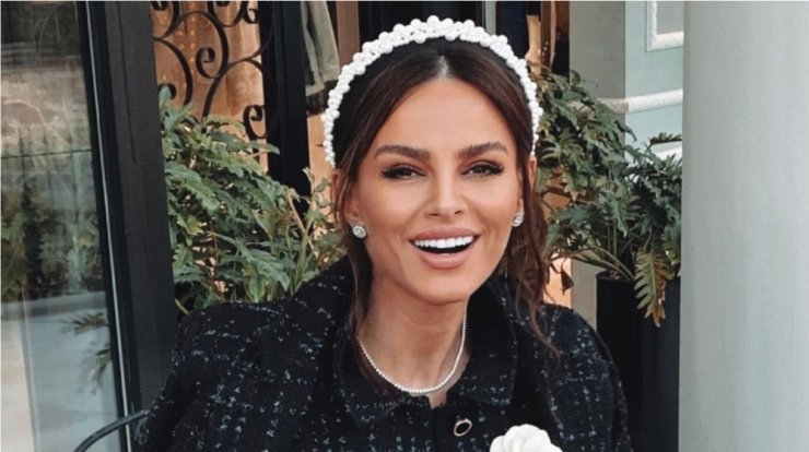 Ramona Filip: Σου δείχνει πώς να κάνεις μόνη στο σπίτι το ανέμελο wave look της [βίντεο]