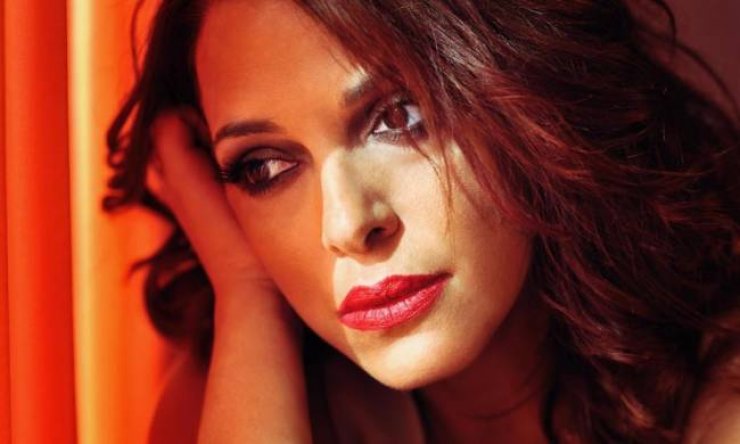 Η Ελένη Ράντου «σκίζει» τους διάσημους στο Facebook