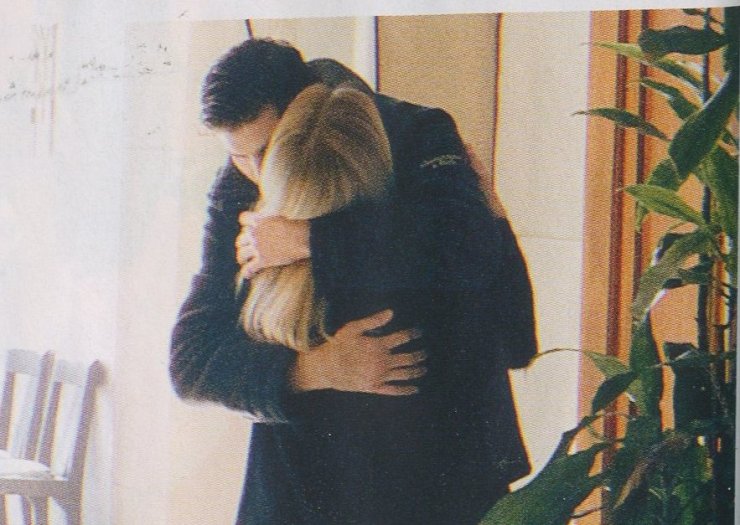 Οι δημόσιες τρυφερές στιγμές επώνυμου Κύπριου με τη σύντροφό του