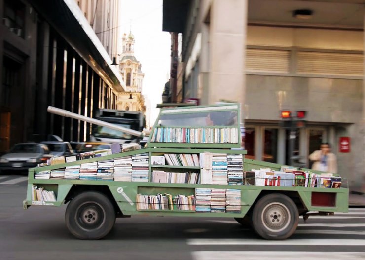 Βιβλιοθήκη σε ένα τανκ!