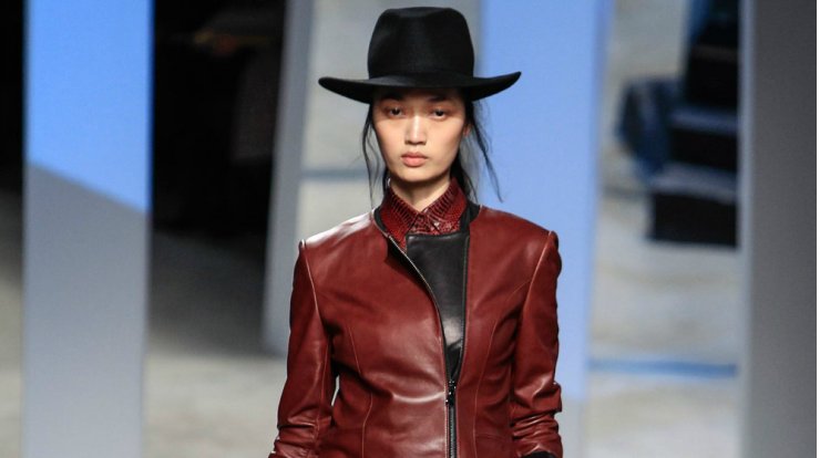 Πώς να φορέσεις το κόκκινο δερμάτινο παντελόνι!