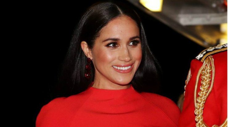 H Meghan Markle δημιούργησε το πιο κομψό red look με φόρεμα βρετανικού οίκου