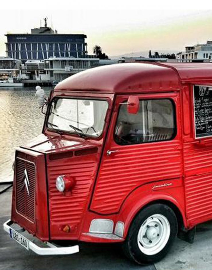 Για τα burgers της κόκκινης καντίνας κάνουν ουρές!