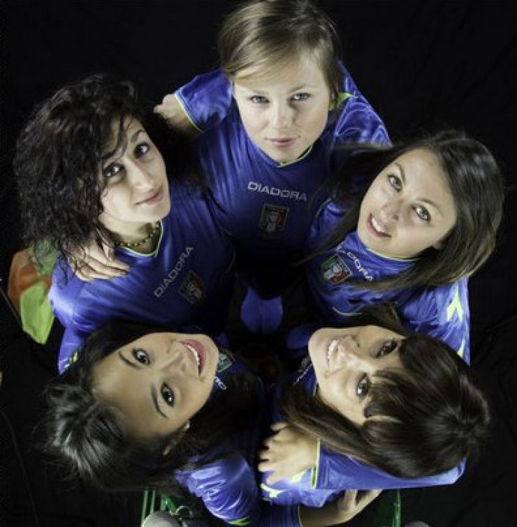 Γυναίκες διαιτητές γδύθηκαν και πόζαραν για ημερολόγιο [εικόνες]