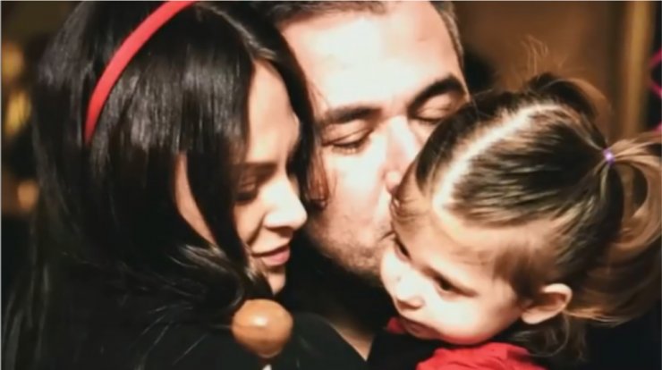 Υβόννη Μπόσνιακ: Φωτογράφισε τον Αντώνη Ρέμο λίγο πριν ανέβει στη σκηνή με την κόρη τους [εικόνα]