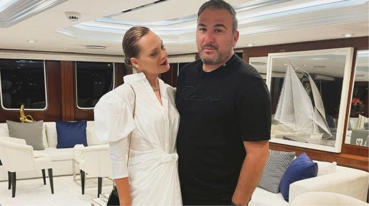 Ρέμος - Μπόσνιακ: Με την κορούλα τους Ελένη, σε παραλία της Μυκόνου [εικόνες]