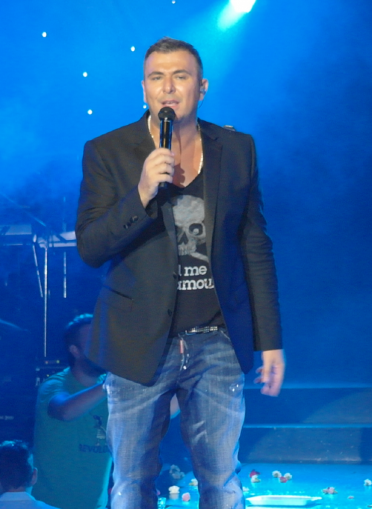 Η όμορφη έκπληξη στον Αντώνη Ρέμο επί σκηνής για τα γενέθλιά του και το φιλί από την κόρη του!