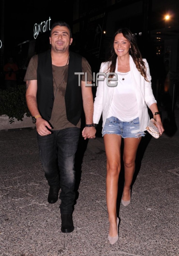 Αντώνης Ρέμος: Τραγουδάει έχοντας πάντα την Υβόννη στο πλευρό του