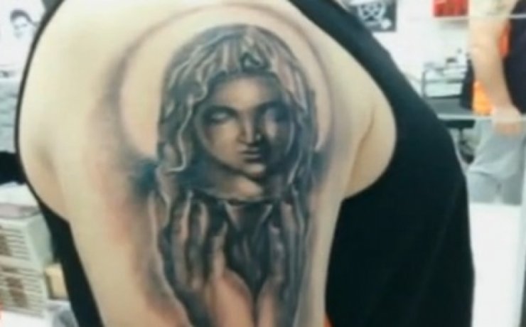Ποιος Έλληνας τραγουδιστής έκανε αυτό το τατουάζ;