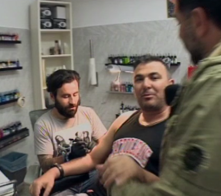 Δείτε τον Αντώνη Ρέμο να κάνει τατουάζ live!