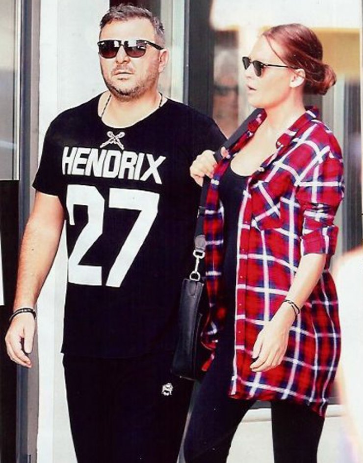 Δείτε την Υβόννη Μπόσνιακ με τον Αντώνη Ρέμο και την... κοιλιά τούρλα