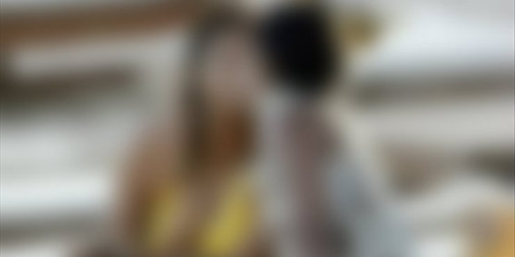 Πασίγνωστη τραγουδίστρια ανταλλάσσει καυτά φιλιά στην παραλία με την σύντροφό της!