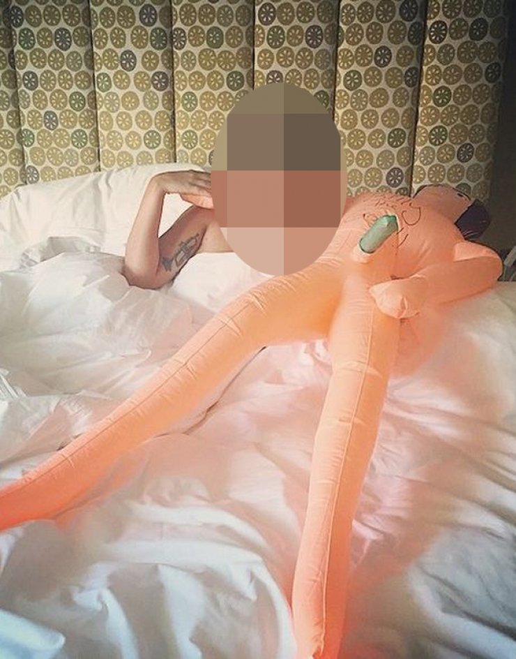 Ποια πασίγνωστη τραγουδίστρια έκανε sex με πλαστική κούκλα λέγοντας "βάλαμε και προστασία;" [εικόνες]