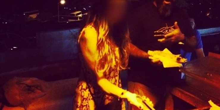 Πασίγνωση Κύπρια: Ψήνει καλαμπόκια στον δρόμο!