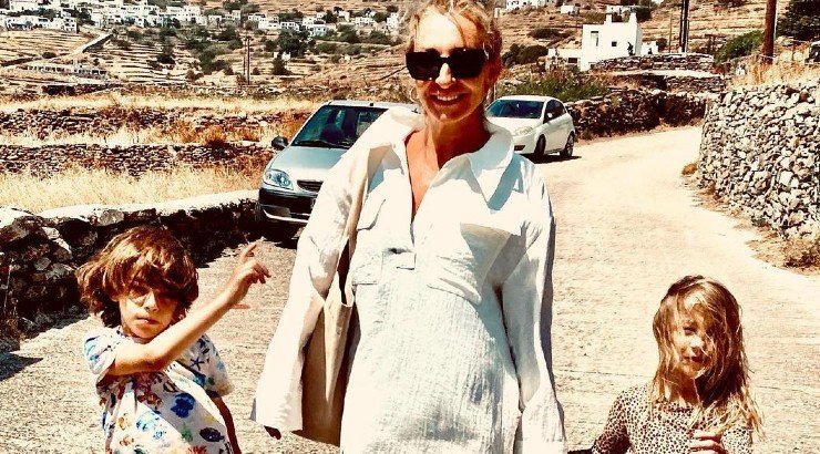 Ρούλα Ρέβη: Μας έδειξε το τατουάζ που έχει στο σώμα της και αφορά στα δίδυμα παιδιά της [εικόνα]