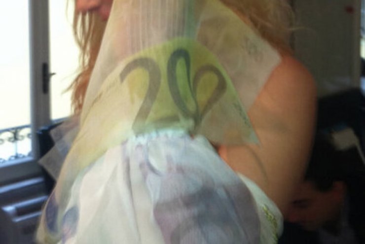 Ελληνίδα καλλονή προκαλεί με την χειρονομία της!