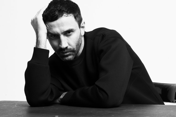  Ο Riccardo Tisci ανακοίνωσε πως αφήνει τον οίκο Givenchy και οι φήμες λένε πως ετοιμάζεται για νέα στέγη-έκπληξη