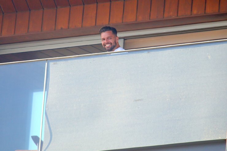Τι κάνει ο Ricky Martin στο μπαλκόνι; [φωτογραφίες]
