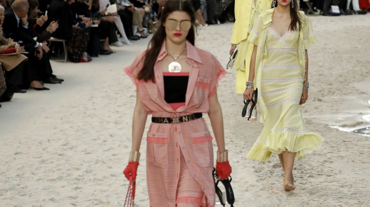 Κόκκινο και λευκό ριγέ ένταξε το στην καλοκαιρινή σου γκαρνταρόμπα