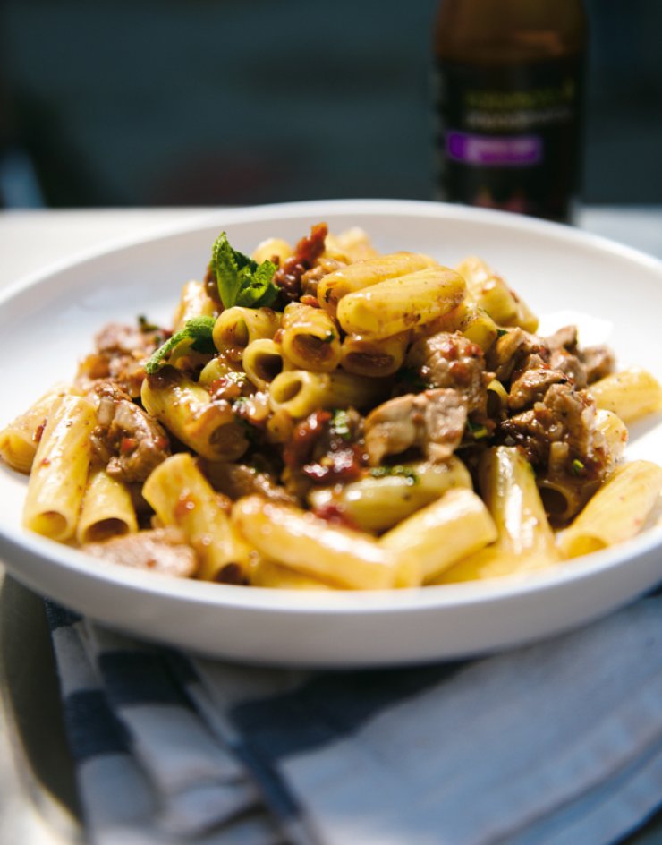 Ριγκατόνι με ψαρονέφρι, κόκκινη pesto και μαυροδάφνη