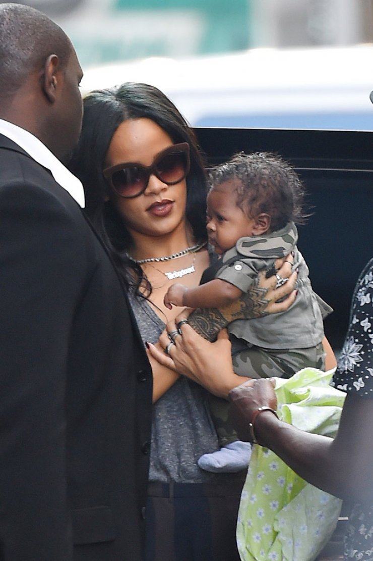 Rihanna: Με μωρό στην αγκαλιά της [εικόνες]