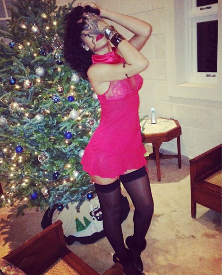 Η Rihanna ποζάρει φορώντας μόνο το νεγκλιζέ της [εικόνες]