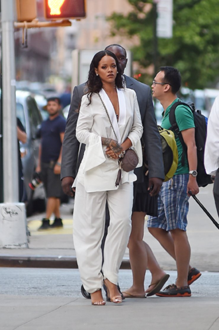Rihanna: Με εντυπωσιακό σύνολο στη Νέα Υόρκη [εικόνες]
