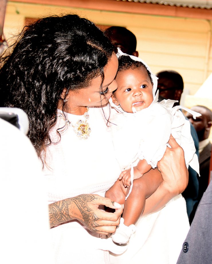 Η Rihanna έγινε νονά [εικόνες]