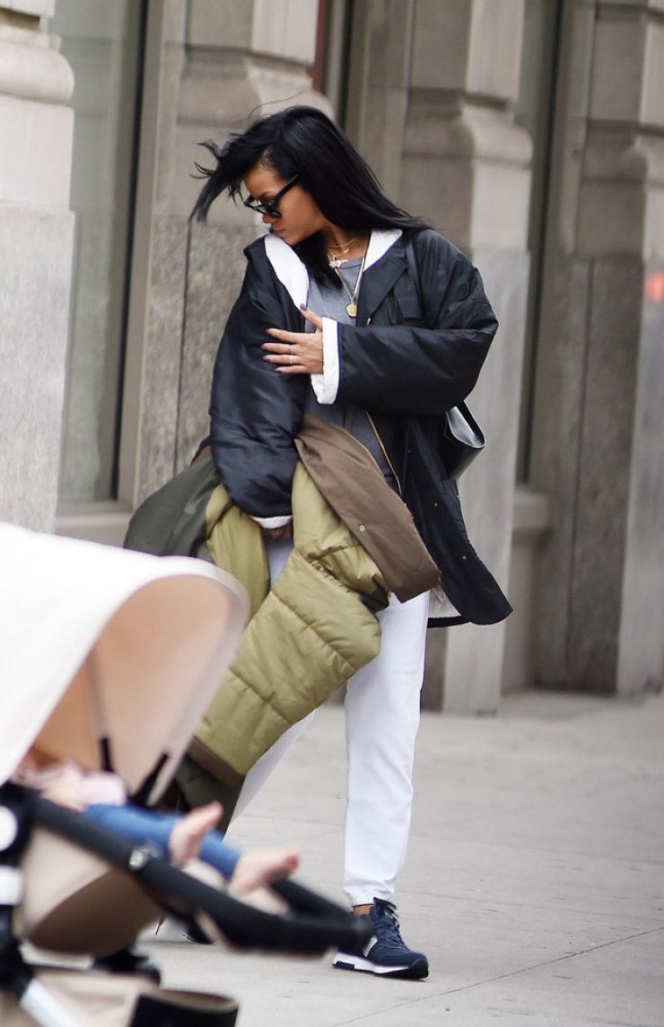 Rihanna: Μόνη και σκεφτική [εικόνες]