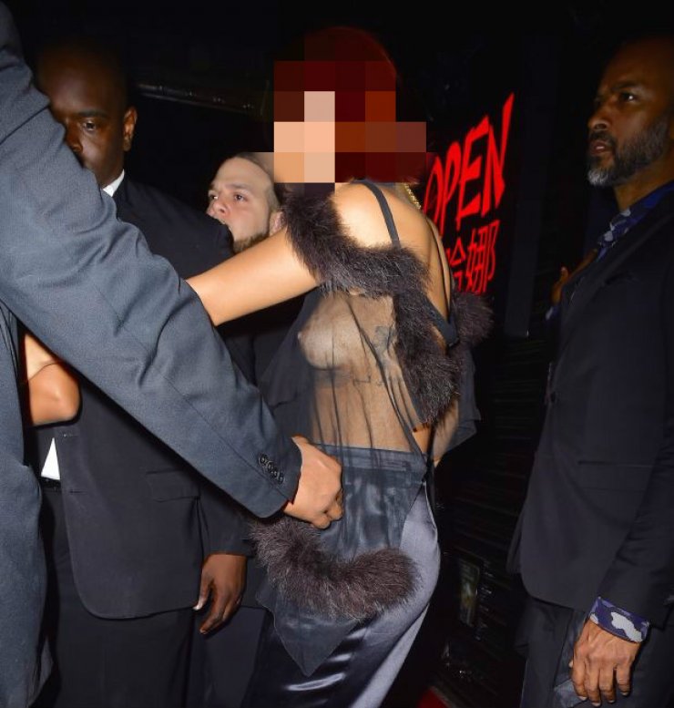 Πασίγνωστη τραγουδίστρια πήγε στο after party του Met Gala σχεδόν γυμνή