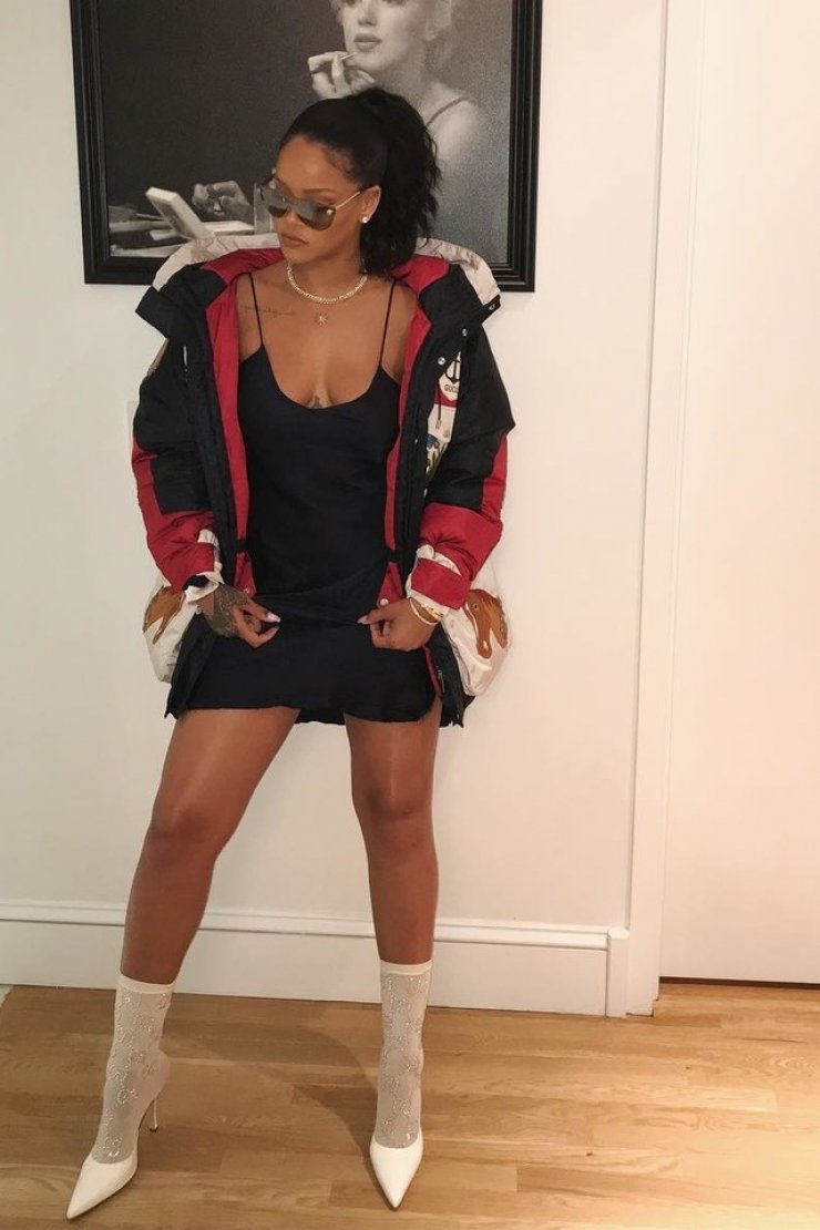 Δεν φαντάζεσαι πόσο κοστίζουν οι κάλτσες που φόρεσε η Rihanna