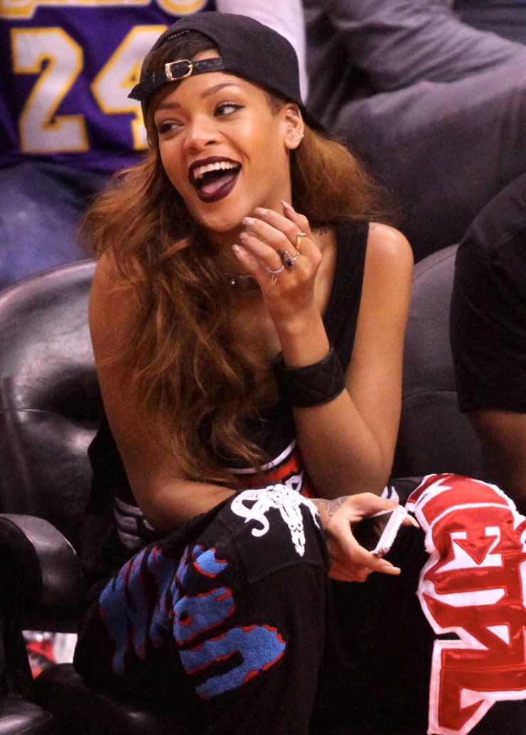 Rihanna: Περνά και μόνη της καλά! 