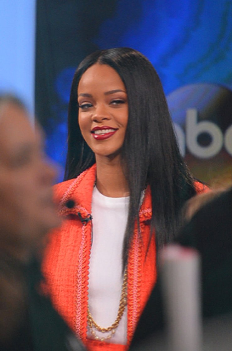 H Rihanna ντυμένη στα…πορτοκαλί