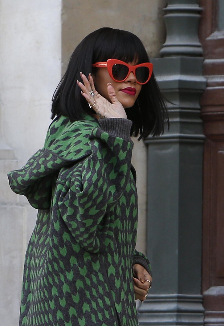 Τα κόκκινα γυαλιά της Rihanna [φωτογραφίες]