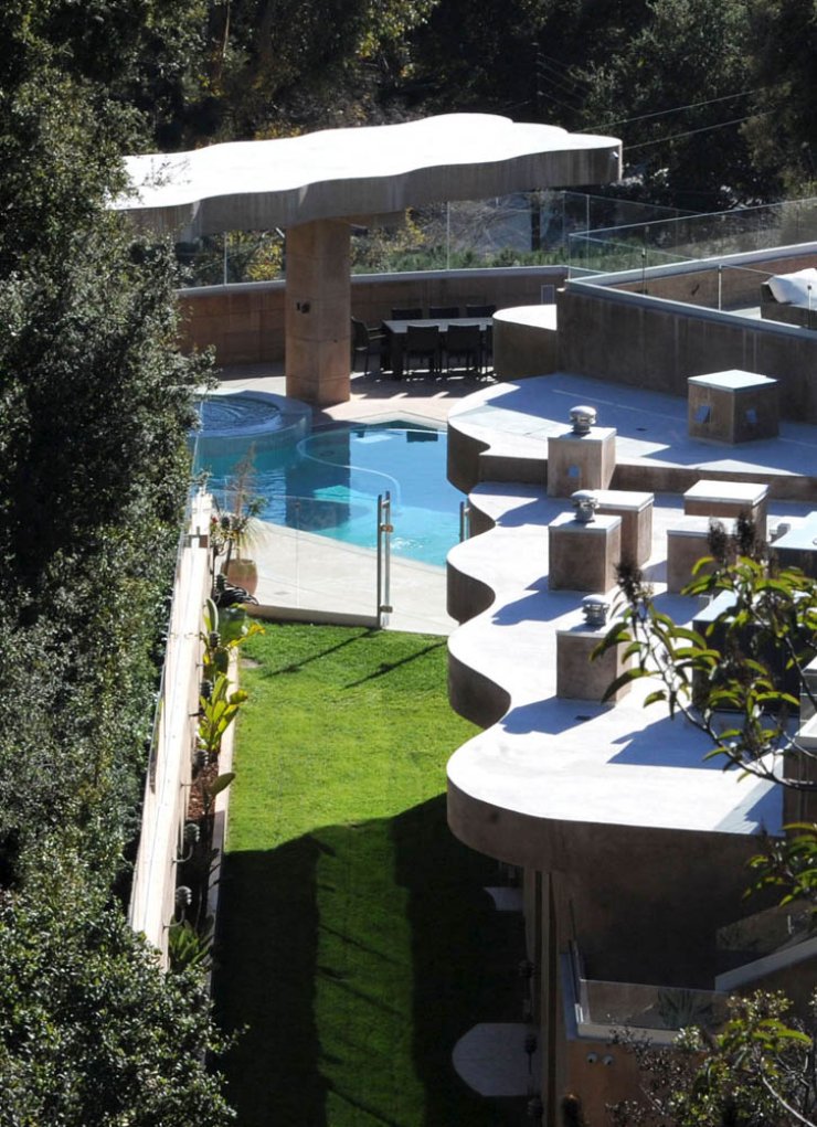 Δείτε σε τι σπίτι μετακόμισε η Rihanna!