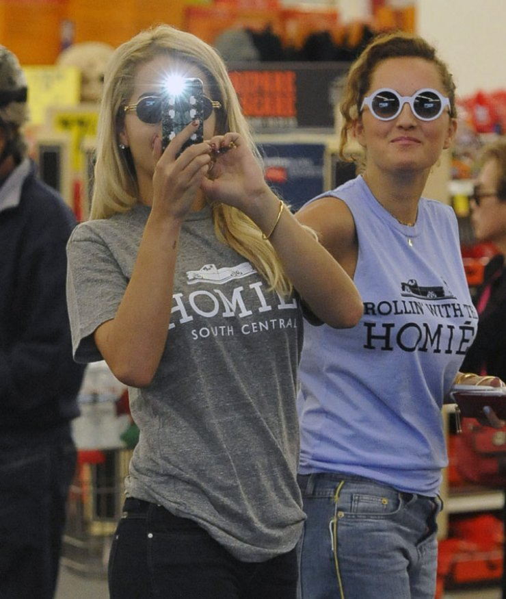 Ποιον φωτογραφίζει η Rita Ora;