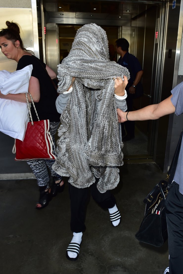 Διάσημη τραγουδίστρια κουκουλώνεται... [εικόνες]