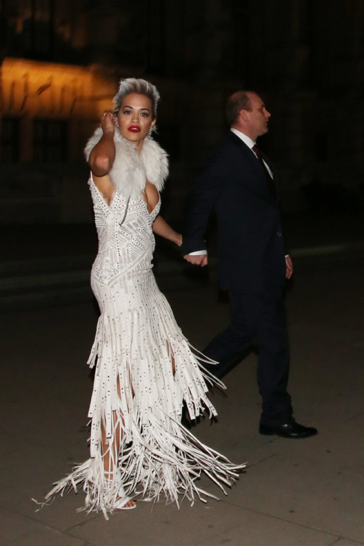 Στα λευκά η Rita Ora [εικόνες]