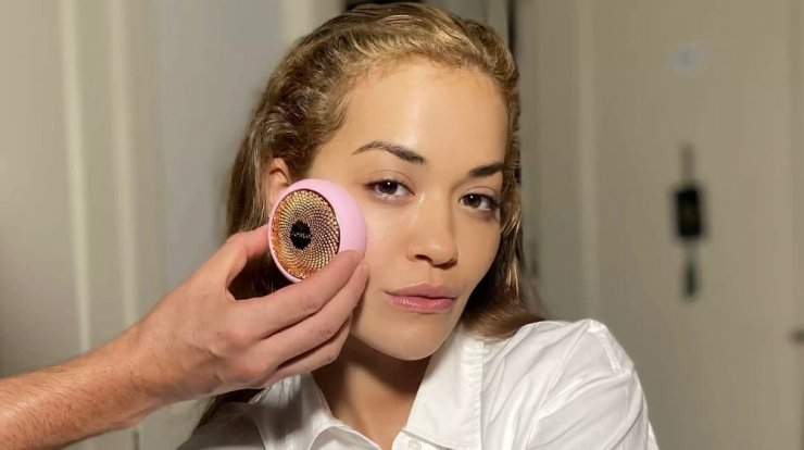 Ρίξτε μια ματιά στο μπάνιο της Rita Ora και ανακαλύψετε την beauty – tech συσκευή που αγαπά να χρησιμοποιεί